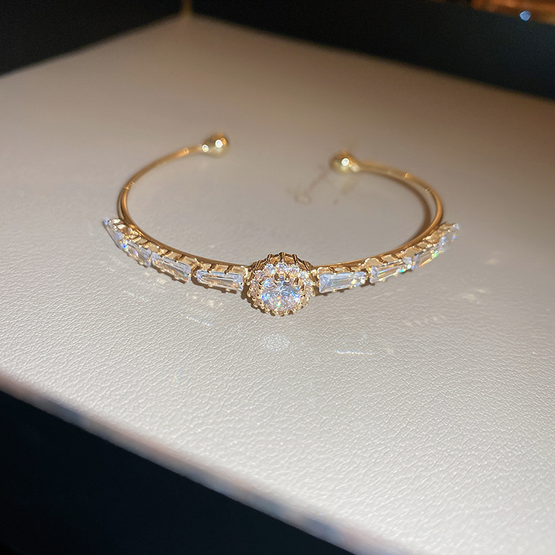Estilo de lujo ligero diamante-incrustado ZIRCON redondo geométrico pulsera abierta personalidad de moda exquisito temperamento pulsera de alto grado para las mujeres
