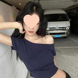 藏青蓝色斜露一字肩修身紧短袖t恤女夏季款纯欲性感美式辣妹上衣