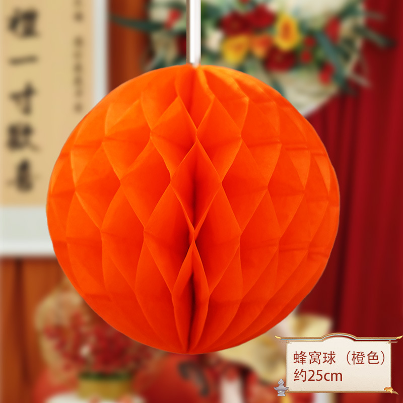 El primer aniversario del bebé decora la escena de la linterna roja, columna de panal, accesorios ceremoniales chinos.