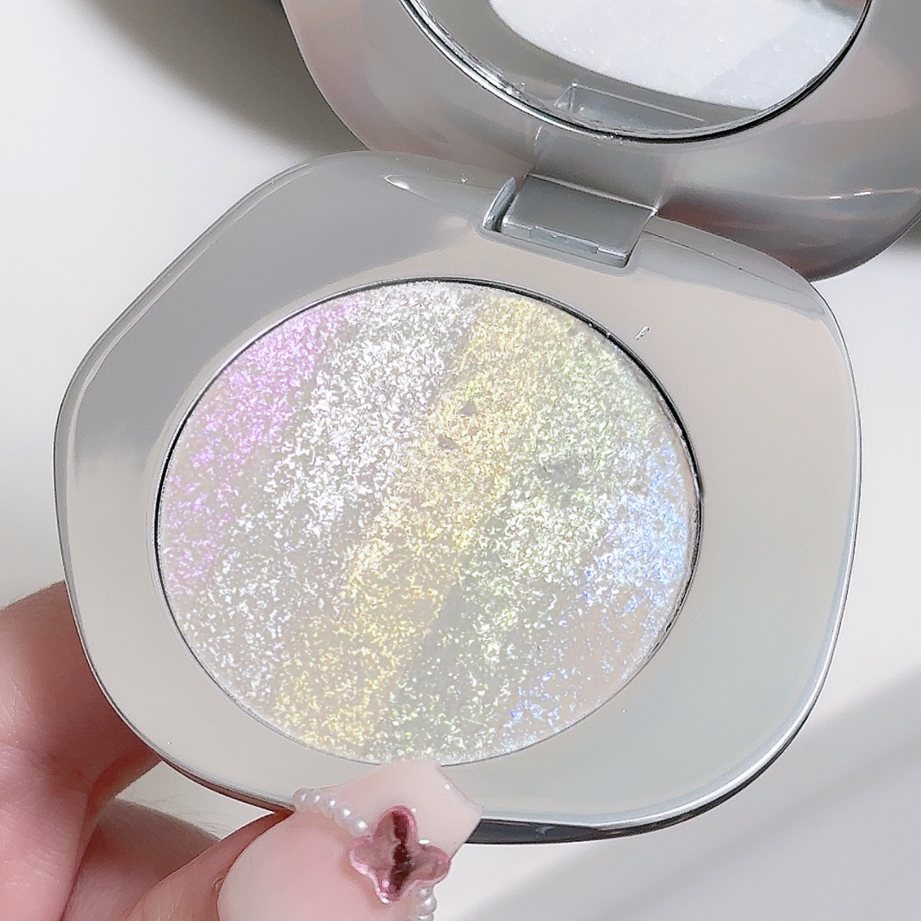 INSFANY Shell Highlight Sparkling Clear Face Brightening and Modifying Natural Three-dimensional Eye color-changing glitter Powder Eyeshadow undefined