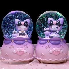 源工場水晶球オルゴール回転トロイの木馬が光る雪オルゴールは男女の友人に祝日のプレゼントを贈る