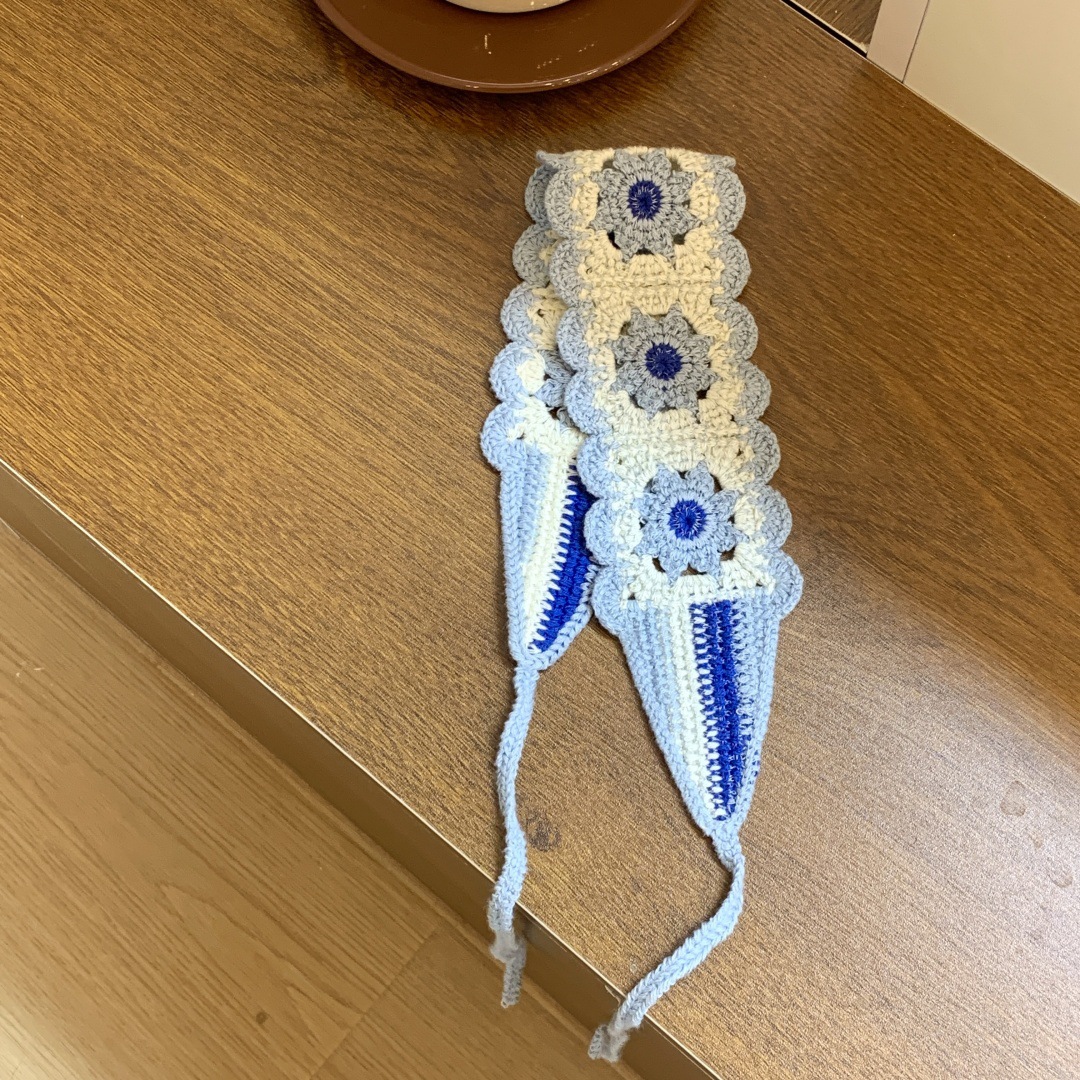 Versión coreana de crochet de punto retro hecho a mano hueco dulce y lindo cinturón para el cabello bufanda triangular de color femenino pañuelo de estilo literario