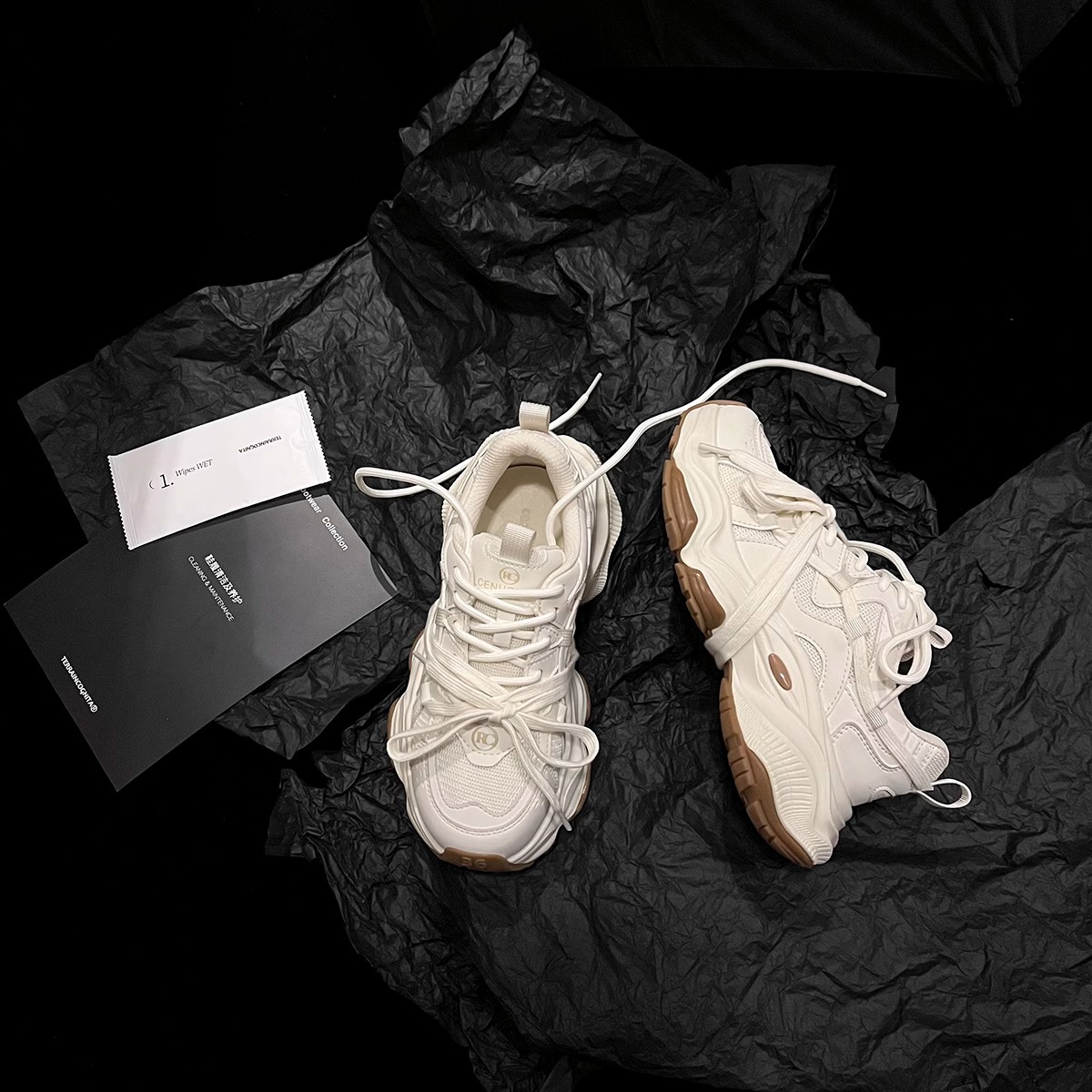 Golpeando suave golpeando ligero ~ tío casa ligera zapatos deportivos de carrera para mujeres 2024 primavera nuevo tipo de zapatos de suela gruesa mostrando pies pequeños padres