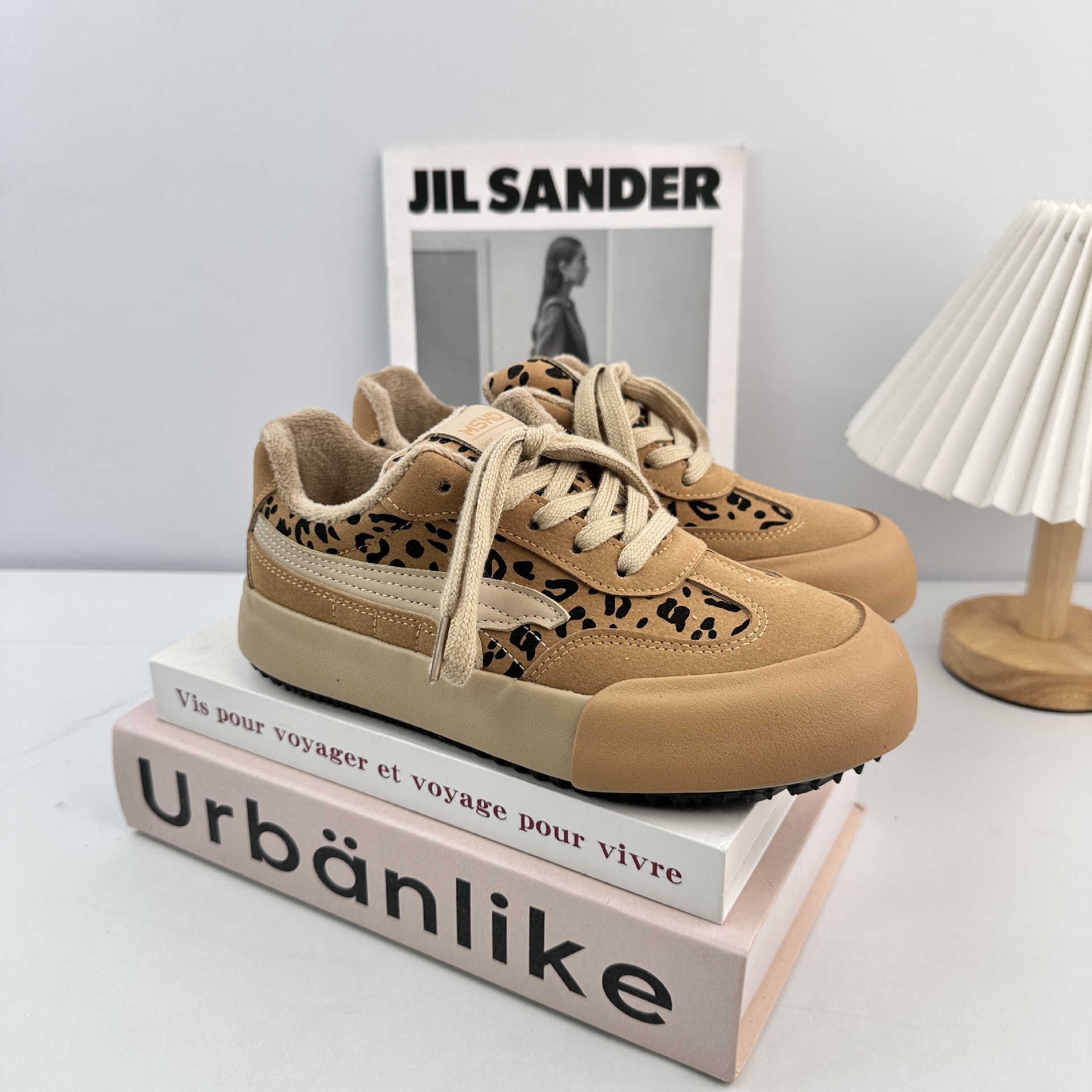 Zapatos de entrenamiento retro de terciopelo para mujeres 2025 nuevos zapatos calientes casuales ligeros y cómodos con patrón de leopardo image 9