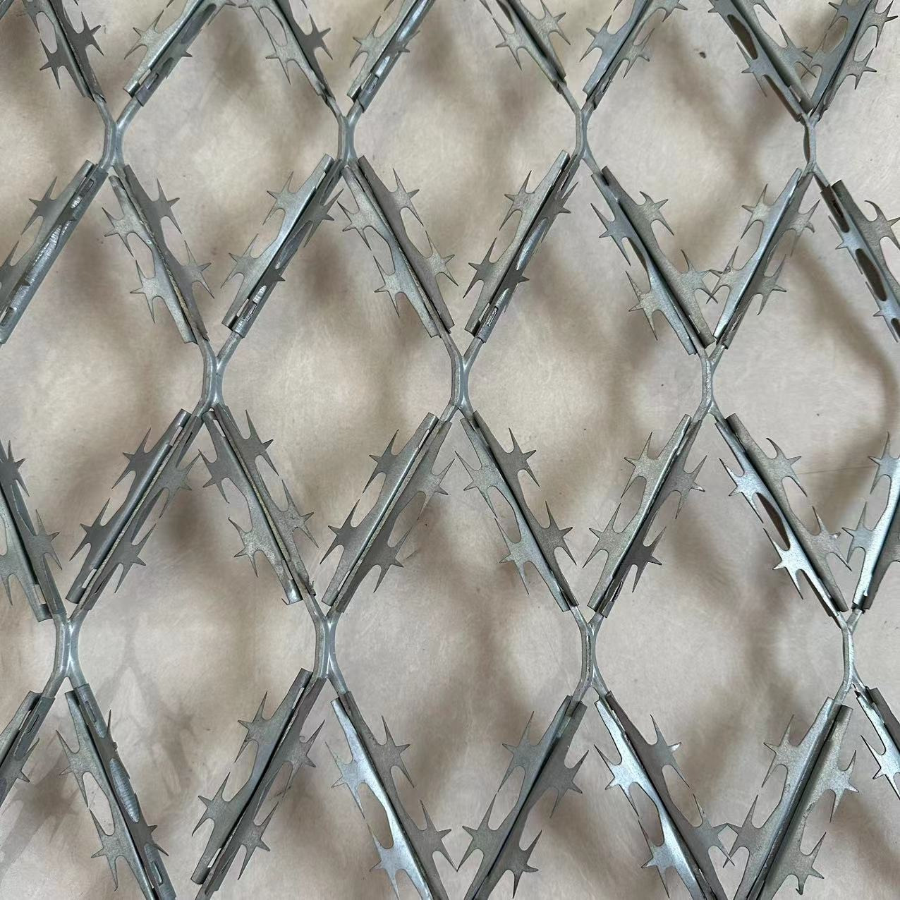 制作星星剃刀刺网锋利刺花网片金属板网菱形孔星星刺网现货厂家
