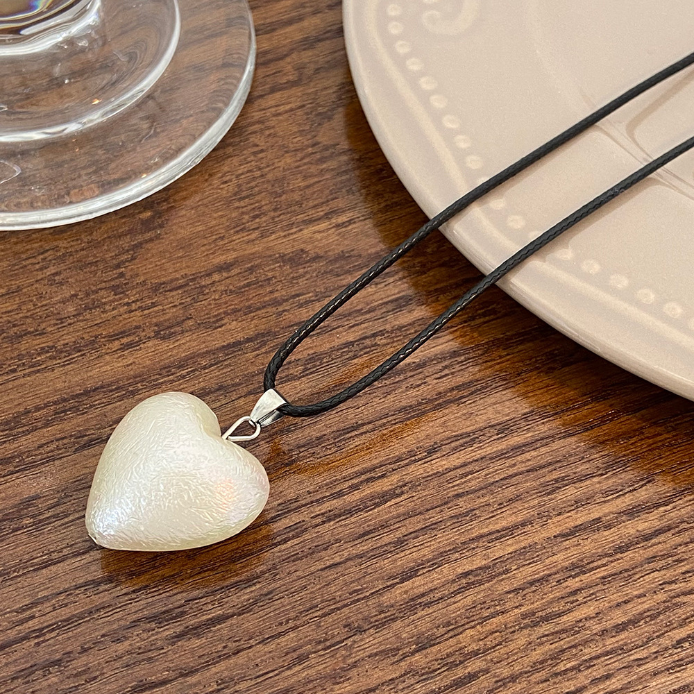 Simple Style Heart Shape Resin Three-dimensional Women's Pendant Necklace display picture 3