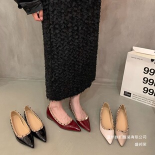 �S��ֱ�NС���OӋ���Tᔆ�ЬŮЬ����������һ�_��ͨ�ں�ɫЬ�ӷ�