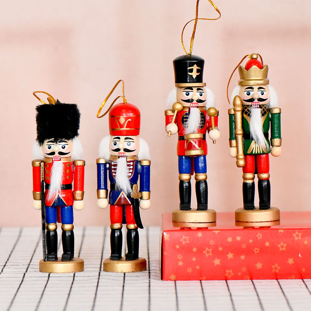 Tráfico fronterizo de madera cascanueces soldados adornos 13cm set cuatro colgantes de árbol de Navidad coloridos marionetas hogar rey