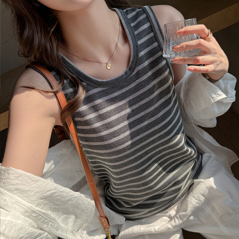 Small Round Neck Design, Stylish Base Tank Top for Women, Sleeveless, Loose Fit, Suitable for Sports and Outerwear, Slimming and Figure-Flattering Top Small Round Neck Design, Stylish Base Tank Top for Women, Sleeveless, Loose Fit, Suitable for Sports and Outerwear, Slimming and Figure-Flattering Top
