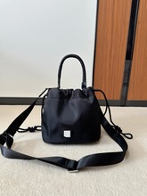 2025 年春夏新款ab水桶包尼龙抽绳小号斜挎女士通勤简约手提单肩