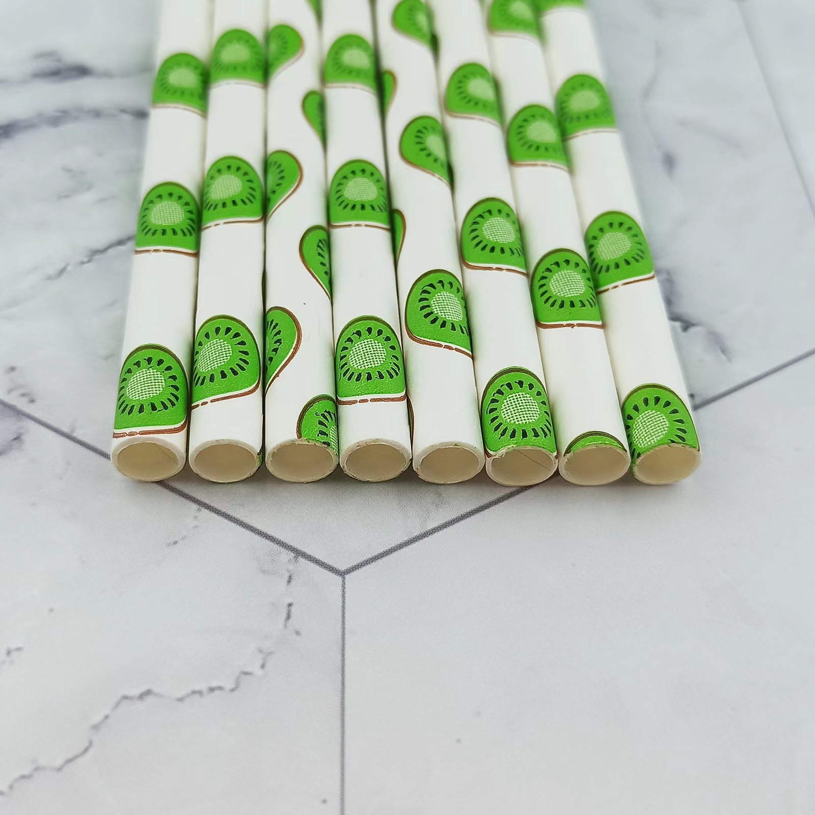 Venta caliente transfronteriza kiwi fruta papel paja desechable degradable cóctel postre decoración de la torta