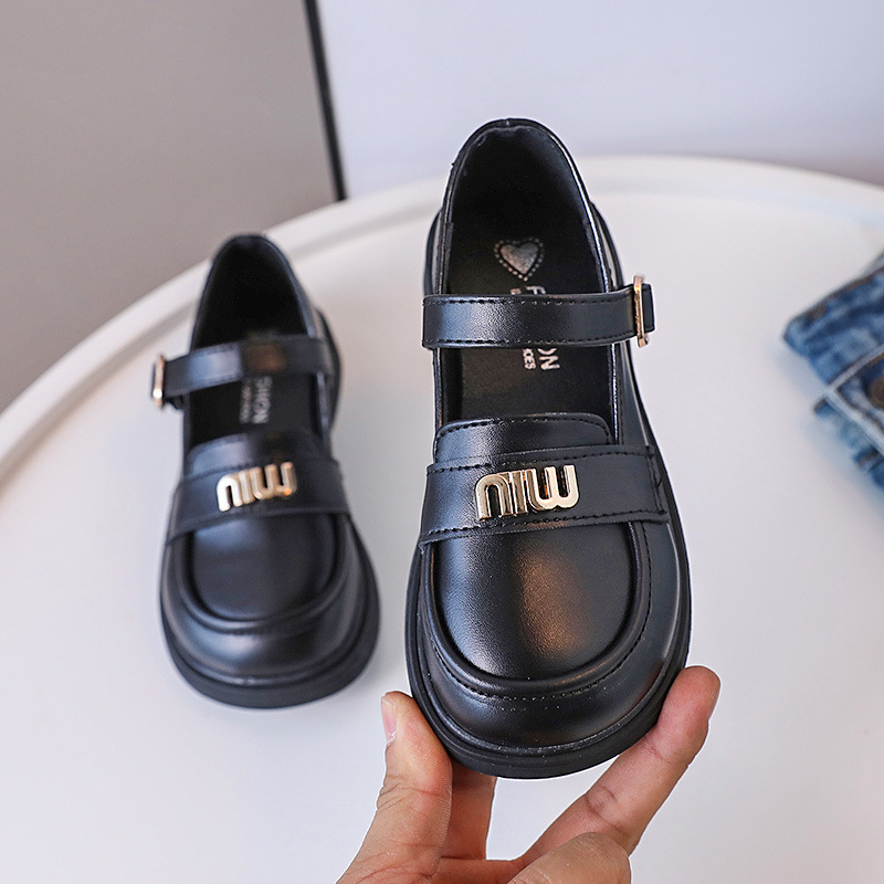 Zapatos de cuero de las niñas 2024 primavera y otoño nueva moda MIU suave inferior zapatos de los niños solo medio pequeño borde de los niños Comercio Zapatos de los niños en marea de stock