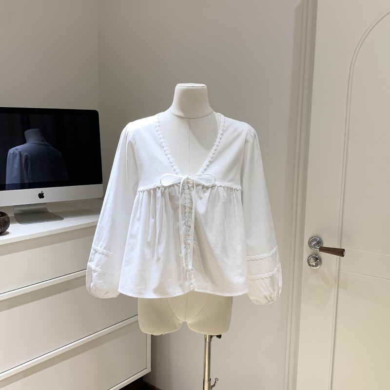White V-Neck Lace Korean-Style Casual Cute and Sweet Top White V-Neck Lace Korean-Style Casual Cute and Sweet Top
