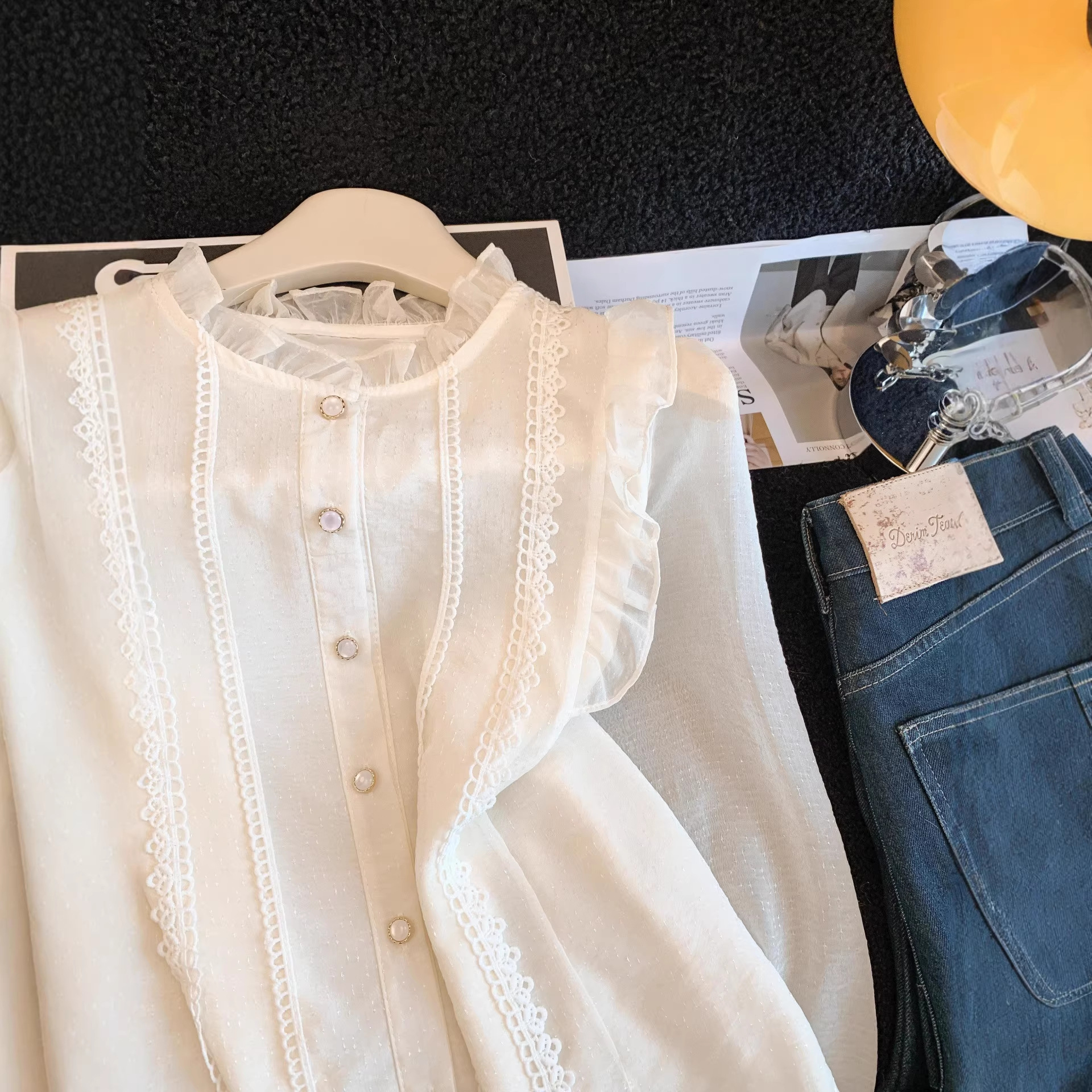 Damenbekleidung: Rüschenbluse mit Stehkragen im französischen Stil – luxuriös, elegant, jugendlich und stilvoll – Frühlingsoutfit_voghion.com