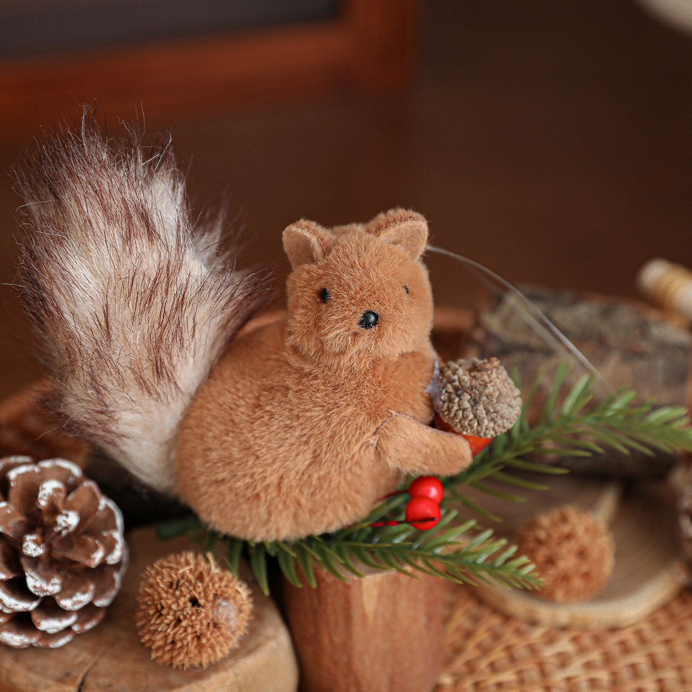 Colgante de ardilla de peluche transfronterizo rama de pino muñeca de dibujos animados decoración del árbol de Navidad decoración de escritorio colgante en stock