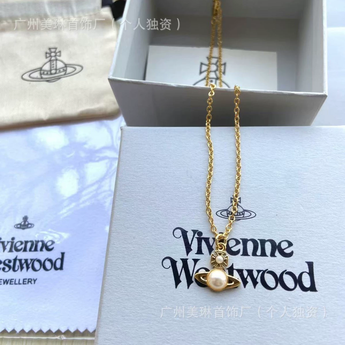 Кулон Vivienne Westwood Little Saturn с жемчужиной, мини-полумаски, платиновый/золотой