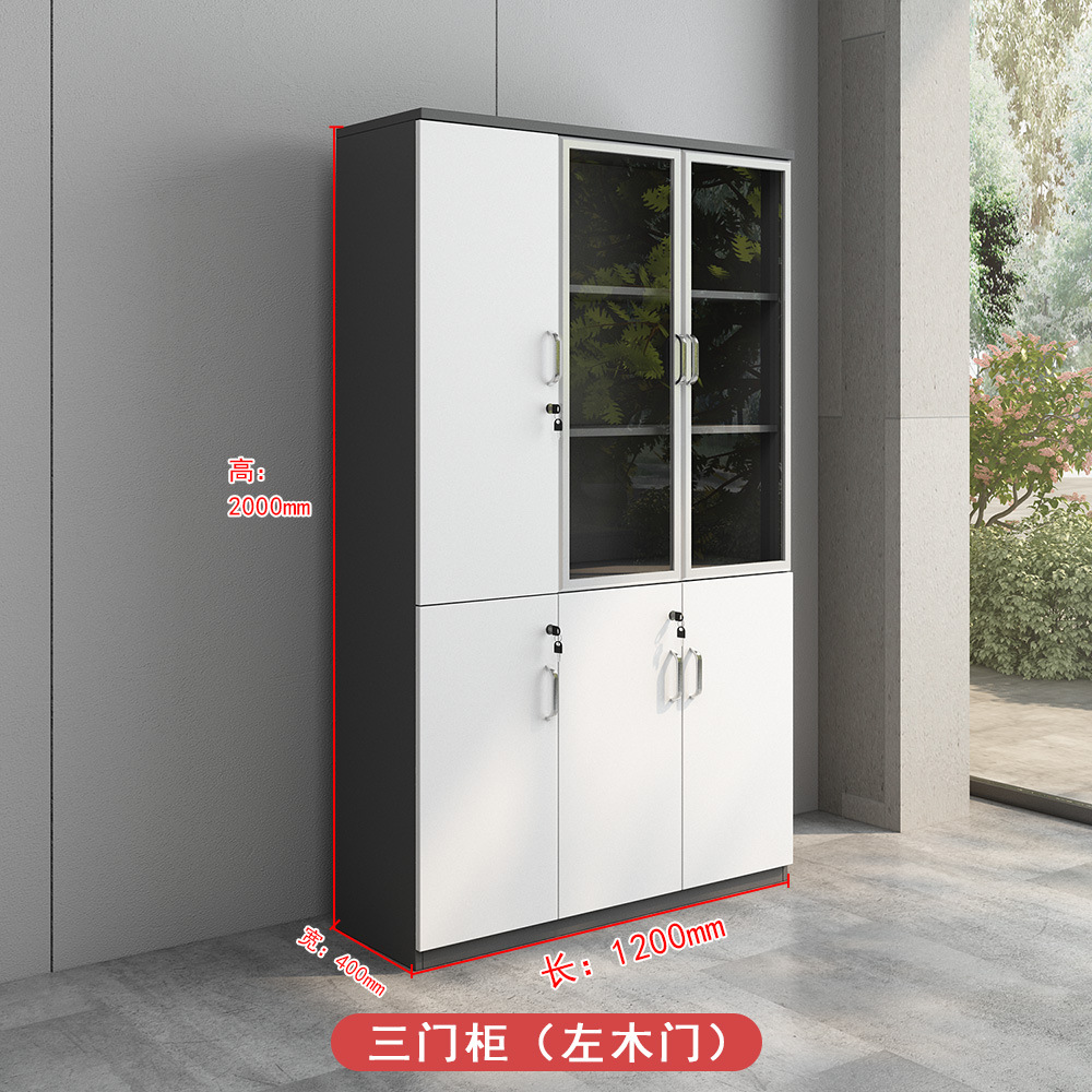 Mueble de tres puertas con puerta de madera a la izquierda.