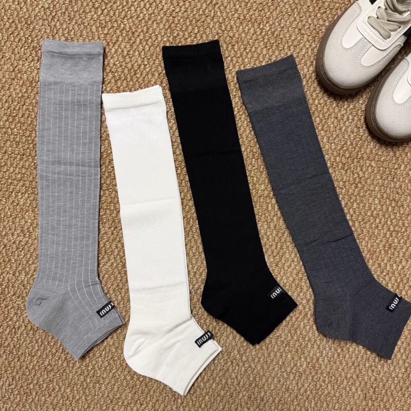 Whoever Wears It Is a Fashionista! 25 New Catwalk Style Half-Calf Socks with Foot Steps - Cloth Label Pit Strips Are Ultra-Thin and Slimming Look