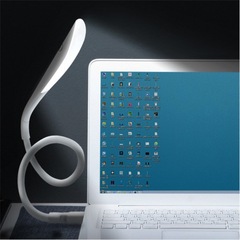 充電宝インターフェイスusbledライトを直接挿入して、強い光寮の家庭用プラグパソコンのキーボードで本を読むランプを携帯します。