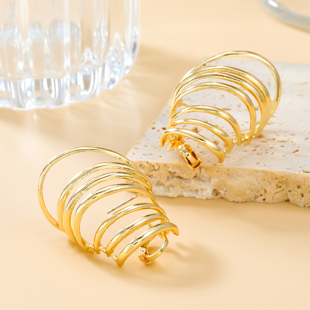 Otoño e invierno nuevos pendientes de aleación exagerados pendientes europeos y americanos de diseño simple de las mujeres multi-capa anillo primavera joyería al por mayor