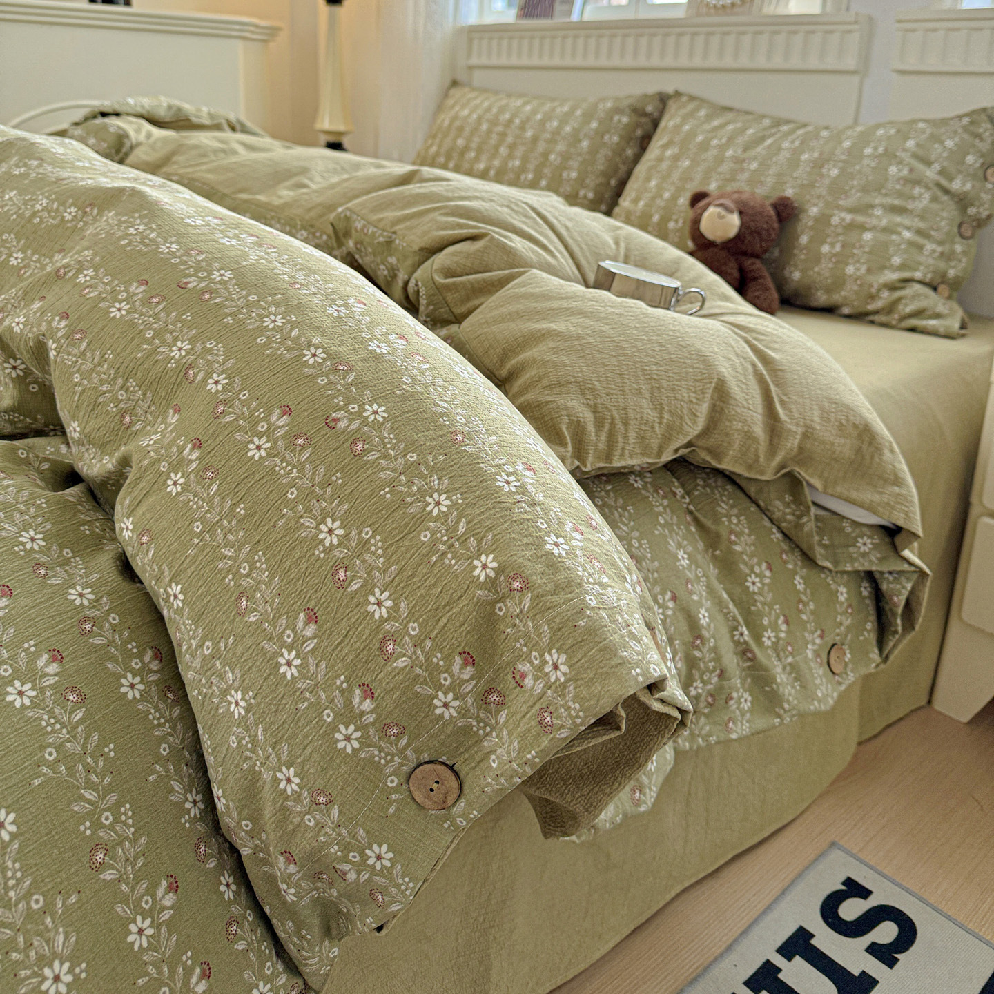 Classe A algodón bruto lino de cuatro piezas retrógrado botones de flores sábanas de algodón cubierta de cama de tres piezas conjunto de ropa de cama