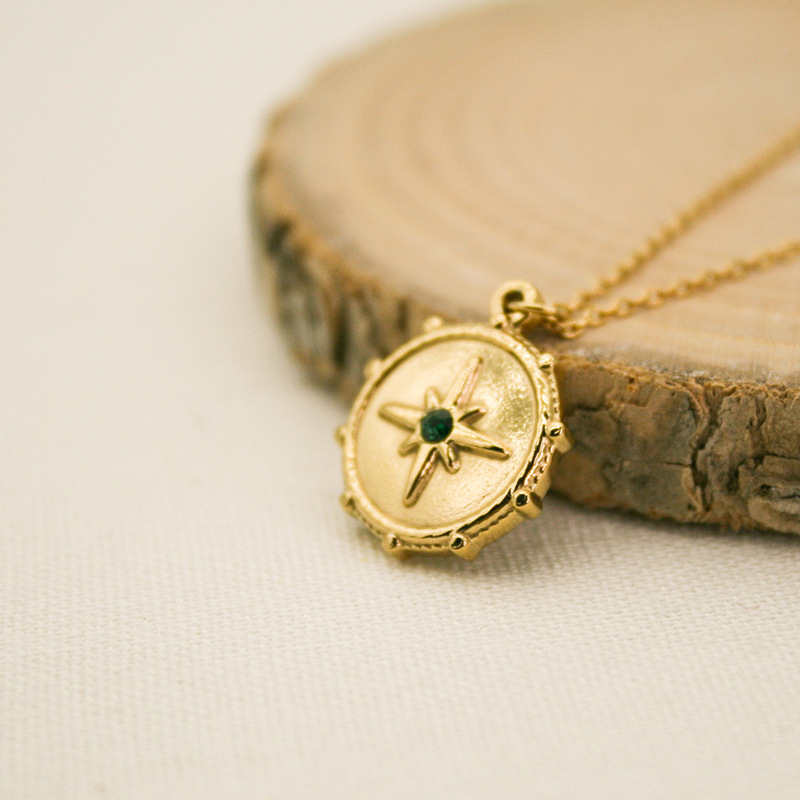 Europa y los Estados Unidos transfronterizos collar de diamante verde de ocho ángulos placa redonda titanio chapado al vacío inswind colgante estrella del norte cadena clavícula