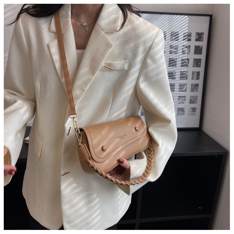 Women's Medium Summer Autumn Pu Leather Letter Solid Color Fashion Square Magnetic Buckle Saddle Bag display picture 4