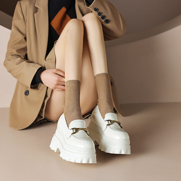 Giày loafer nữ mũi tròn đế xuồng platform tăng chiều cao, khóa kim loại — màu be, màu đen