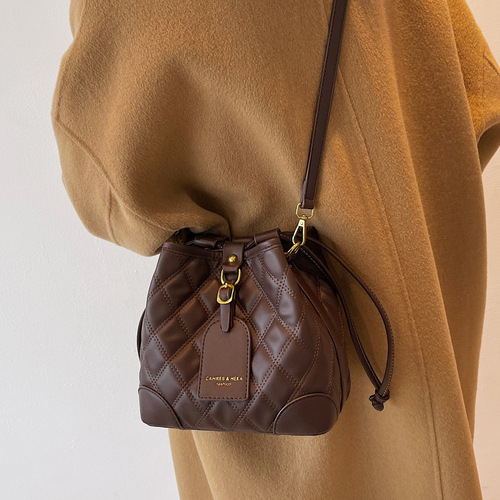 Niche bag design women's bag 2024 new spring and summer popular personality rhombus single shoulder crossbody bag fashion bucket bag