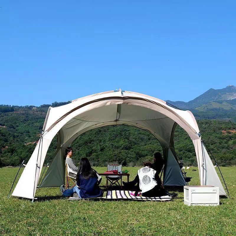 野外キャンプキャンプ防風雨折り畳み装備ドーム式天幕テント多くの人が日除けをしています。