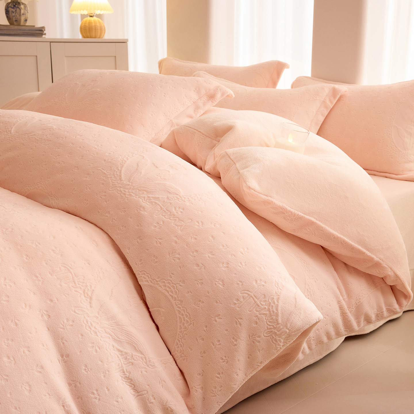 Una clase de cuatro piezas de seda de leche engrosada de alto peso 5D esculpido edredón cubierta sábanas de cama de invierno Kits de calor