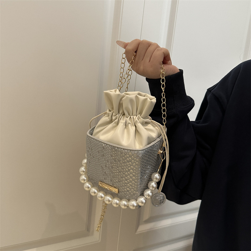 Borsa a tracolla casual leggera di lusso all'ingrosso alla moda di nicchia con perle da donna, modello secchiello, primavera 2025_voghion.com