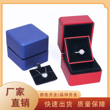 东莞漆面斜开戒指吊坠饰品盒发光钻戒盒项链盒创意LED灯首饰盒