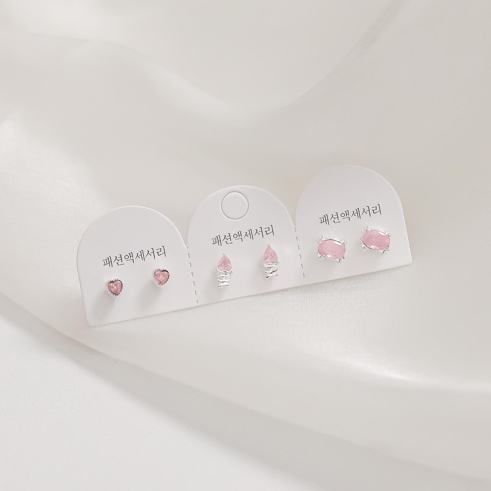 Juego de pendientes de aguja plateados, sencillos y compactos para mujer, pendientes geométricos en forma de corazón, bonitos, dulces y versátiles, venta al por mayor para puestos de mercado