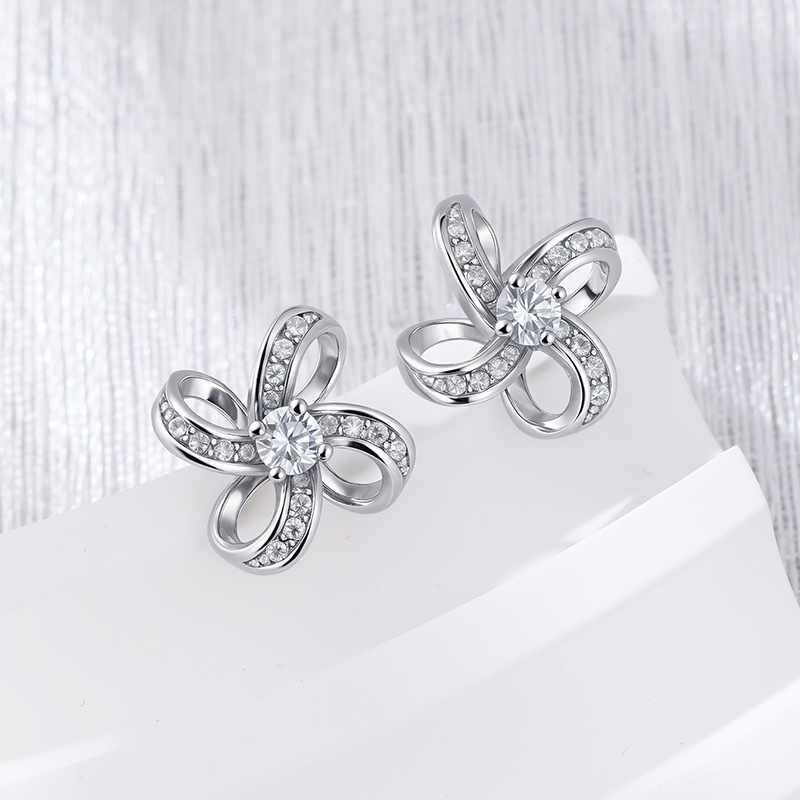 Pendientes de flores de circonita con micro incrustaciones de plata de ley S925 Pendientes de trébol de cuatro hojas de moda de lujo ligero elegante femenino
