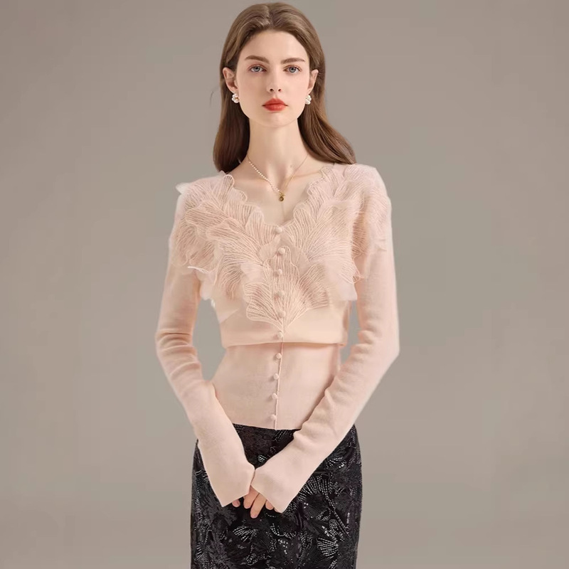 V-Neck Heavy Lace Trim 2026 Spring New Style Waist-Cinching High-End Knitwear, Soft and Skin-Friendly Thin Base Layer