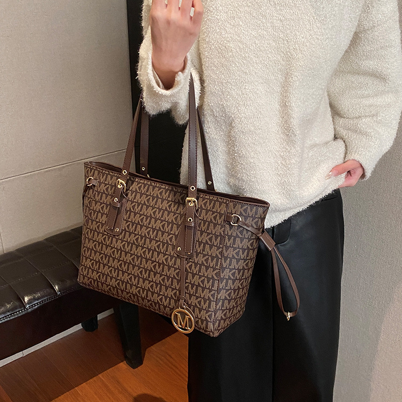 2025 nuevo bolso popular de este año bolso de hombro de textura de moda de gran capacidad para mujer otoño e invierno bolso de viaje de todo fósforo