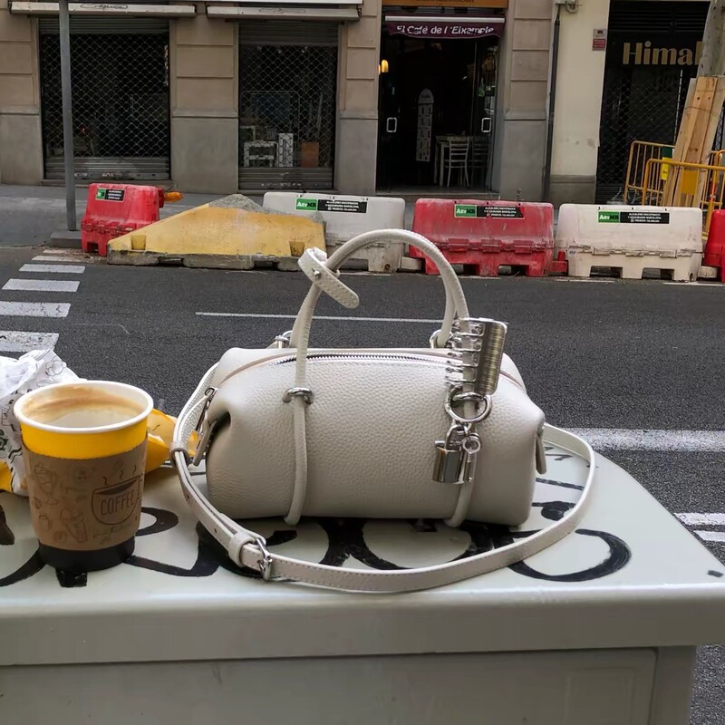 Korean niche designer women's shoulder handbag 2026 new summer fashion commuter crossbody small bag Korean niche designer women's shoulder handbag 2026 new summer fashion commuter crossbody small bag