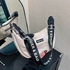 Insモデルの大衆デザインの潮流に合わせて、ファッション的でシンプルなアルファベットスタイルの脇下バッグに合わせて、カジュアルに合わせます。