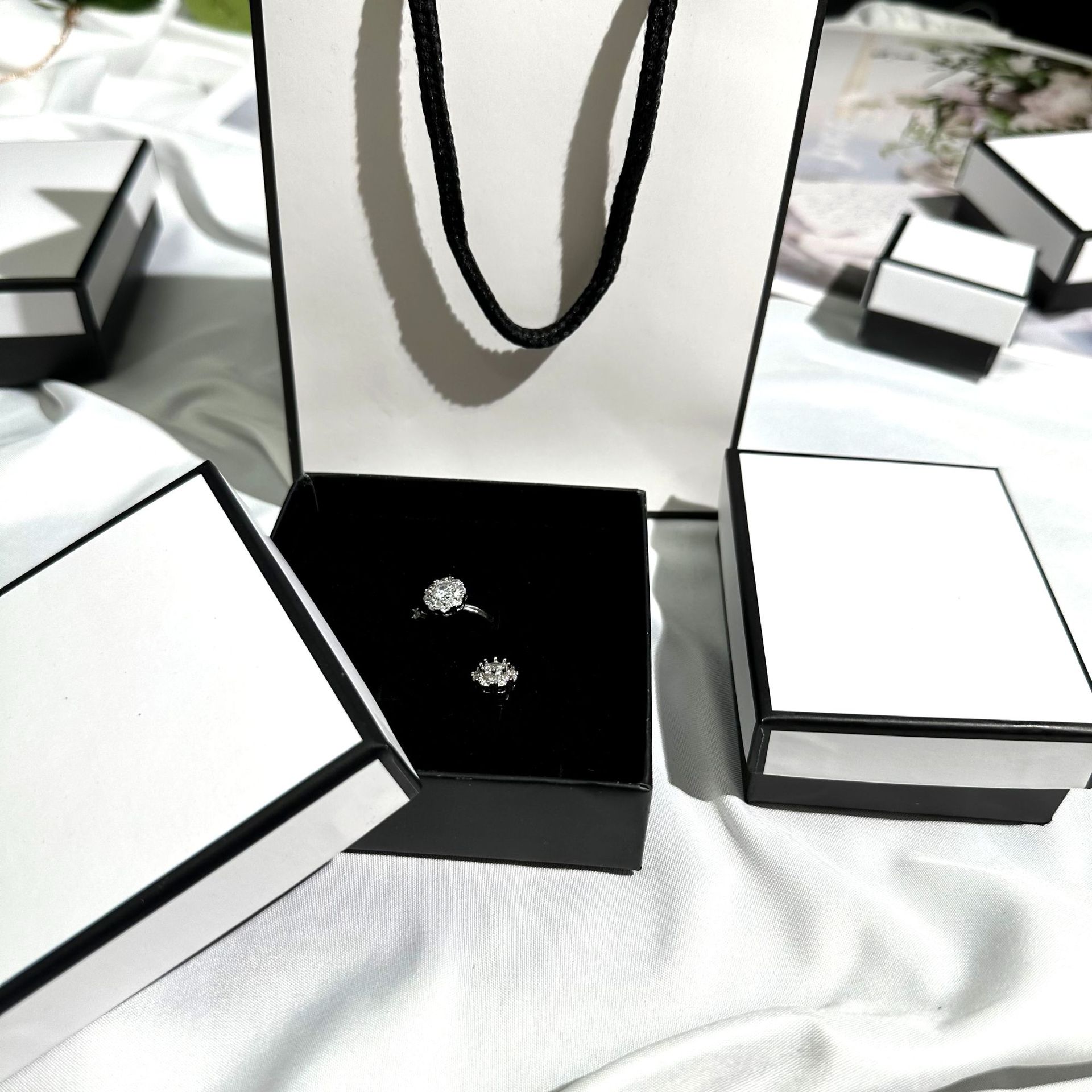 Jewelry box packaging box solid color black and white jewelry box packaging box simple fresh earrings bracelet necklace ring wholesale