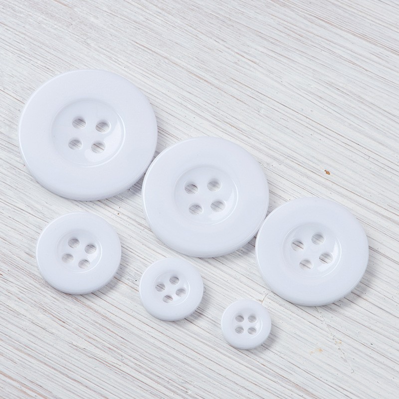 Cortavientos con botones de borde ancho de resina Botones redondos Camisa de cuatro ojos negra blanca Los botones de resina se pueden teñir fabricantes al por mayor