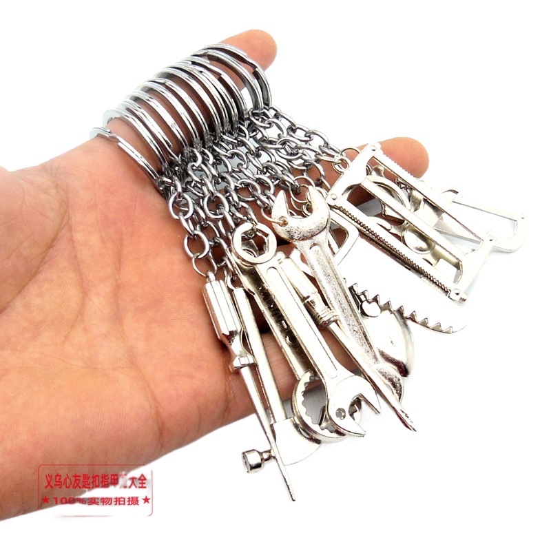 Herramienta de simulación transfronteriza llavero llave de metal creativo destornillador martillo llavero colgante coche pequeño regalo