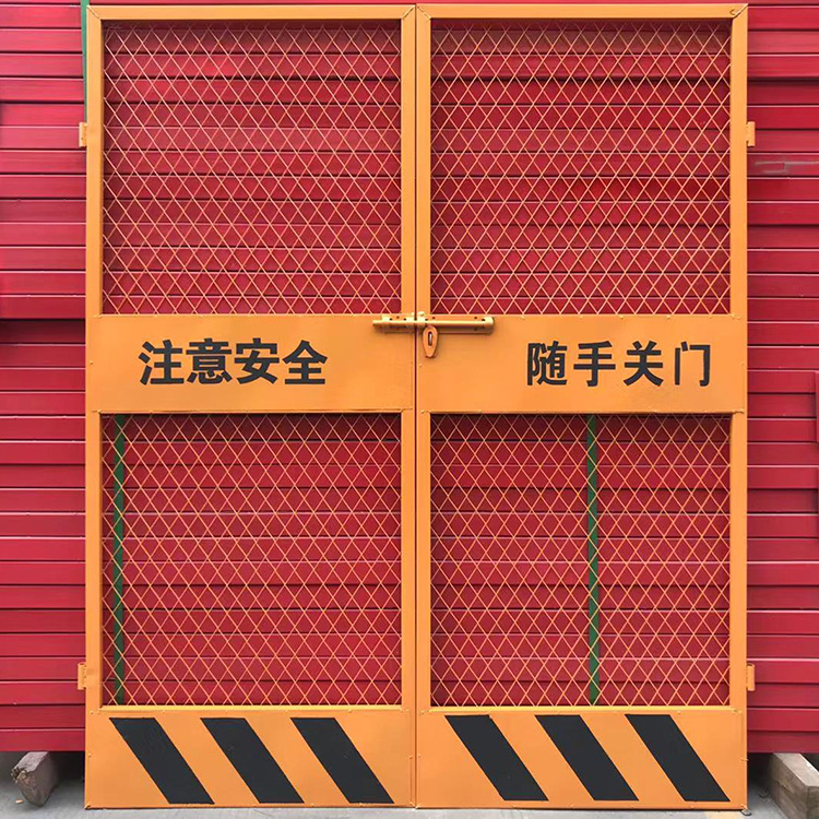 施工电梯门人货梯井口防护门升降机警示隔离围栏网中建钢板安全门