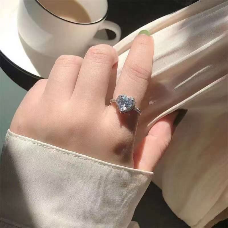 1カラットのシミュレーションの莫桑石のダイヤモンドリングの愛の粉のダイヤモンドの指輪の女性の金の越境の甘い指輪のファッションの百合の手の装飾