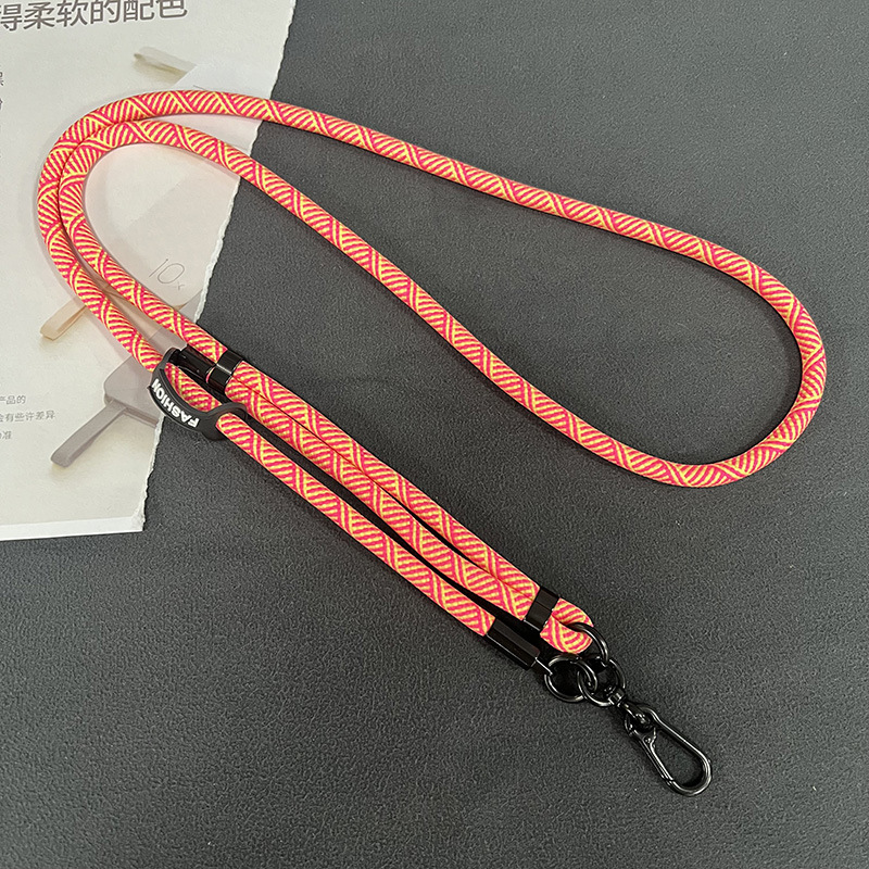 日系8mm携帯電話のストラップは、携帯ケースのストラップに斜めにまたがっています。|undefined
