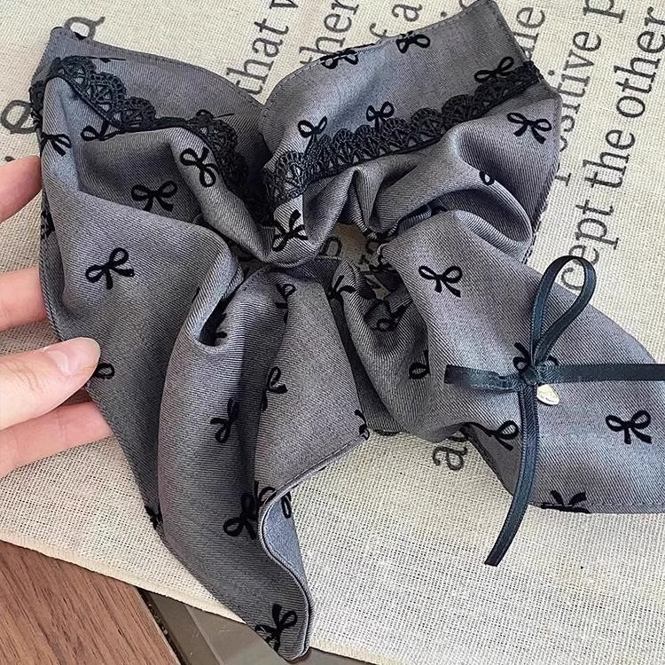 7 # bufanda cuadrada gris con lazo 20cm