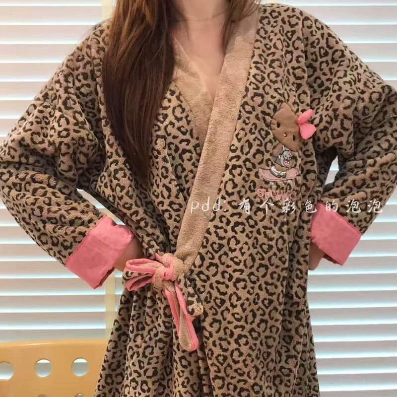 Cute Kitty Adult Bathrobe Leopard Print Bathrobe for Women High-End Coral Velvet Thickened Soft Non-Shedding Full-Body Sleep Robe