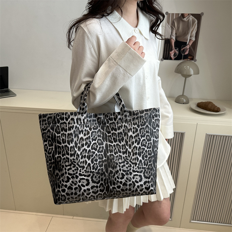 Europa y los Estados Unidos retro leopardo de gran capacidad 2025 nueva bolsa de mano de viento perezoso simple de moda de viaje elegante bolsa de mano