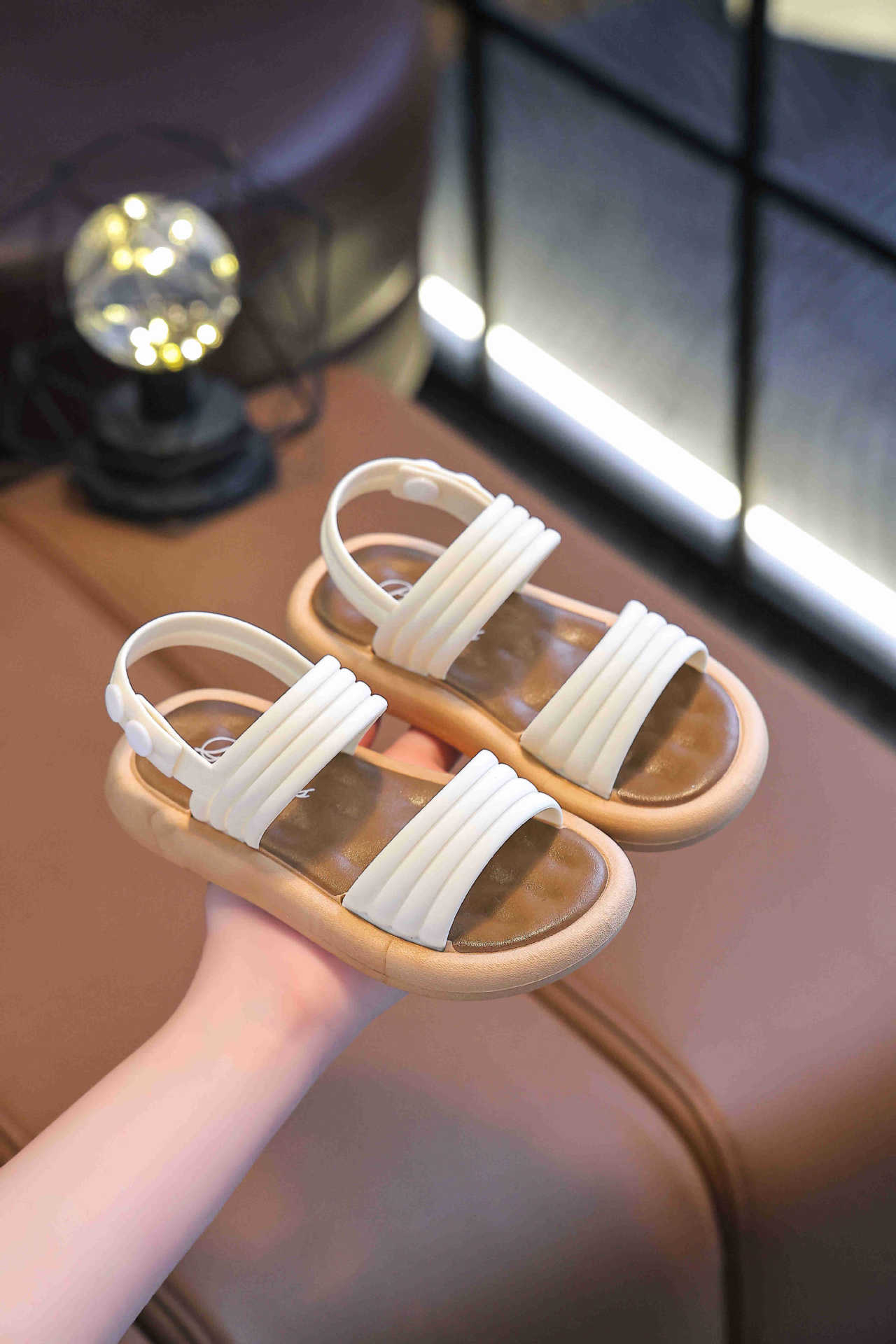 Niños sandalias de niñas de verano nuevo estilo de moda princesa coreana estudiantes lindas sandalias de aire exterior versátiles