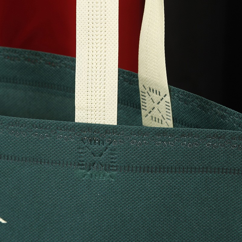 Bolsas de mano no tejidas en stock bolsas de compras de ropa en línea regalos rojos al por mayor bolsas de película pueden agregar logotipo no tejido
